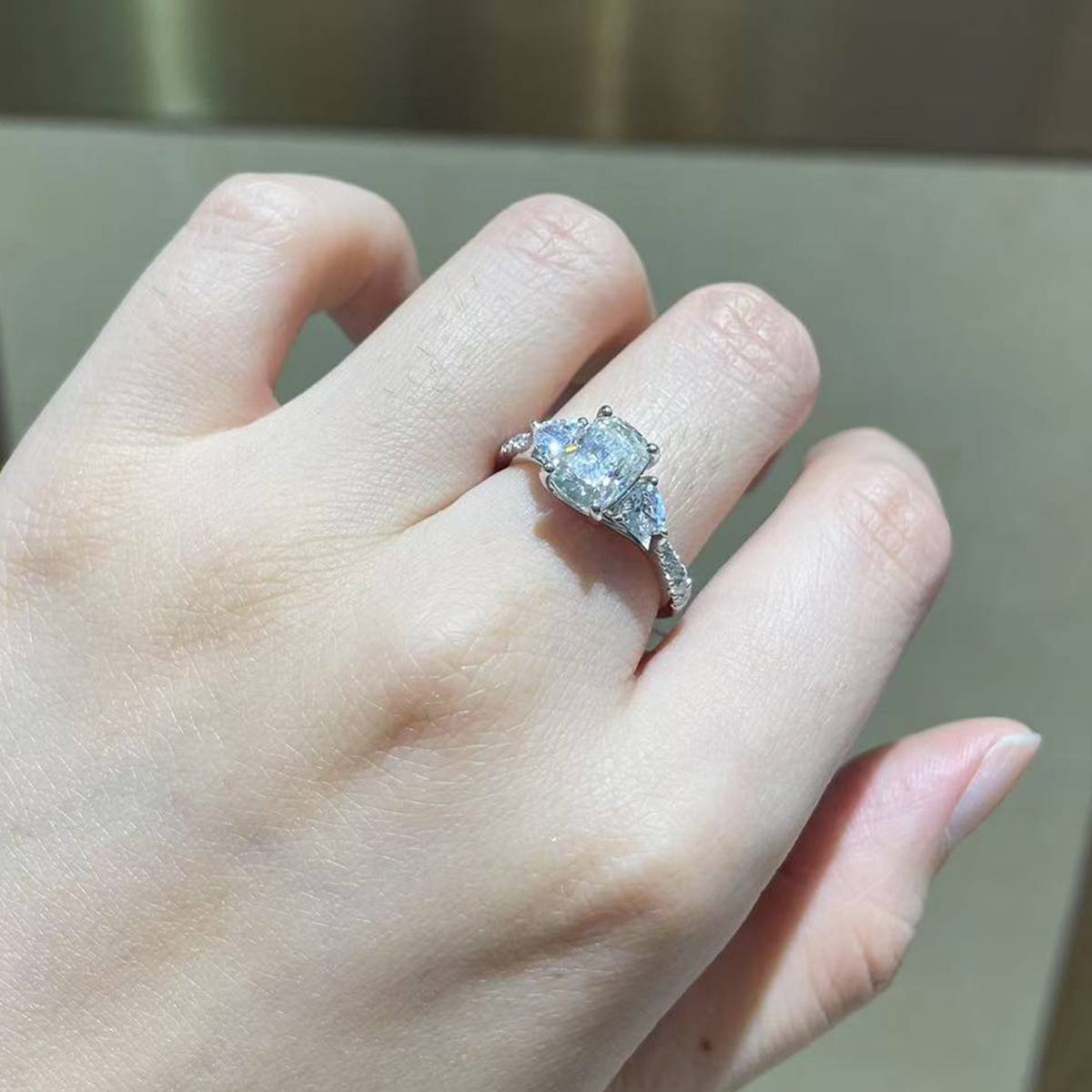 三石款雷迪恩女戒S925银镀白金定制选款主石莫桑钻2.0ct/副石高碳钻